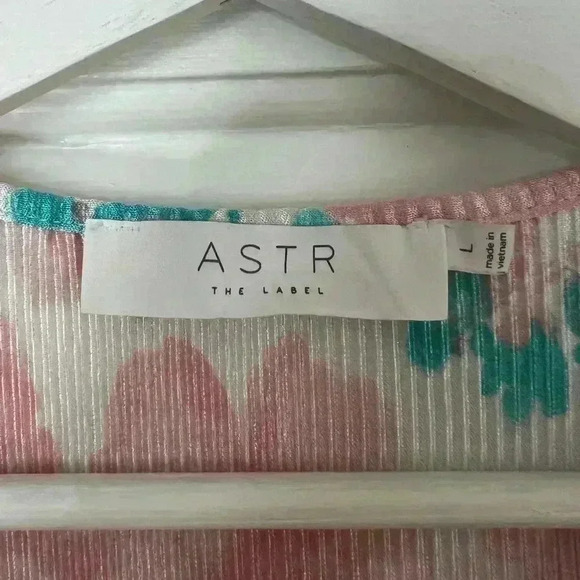 Pleated ASTR The Label Women's White and Pink Blouse - Picture 6 of 9